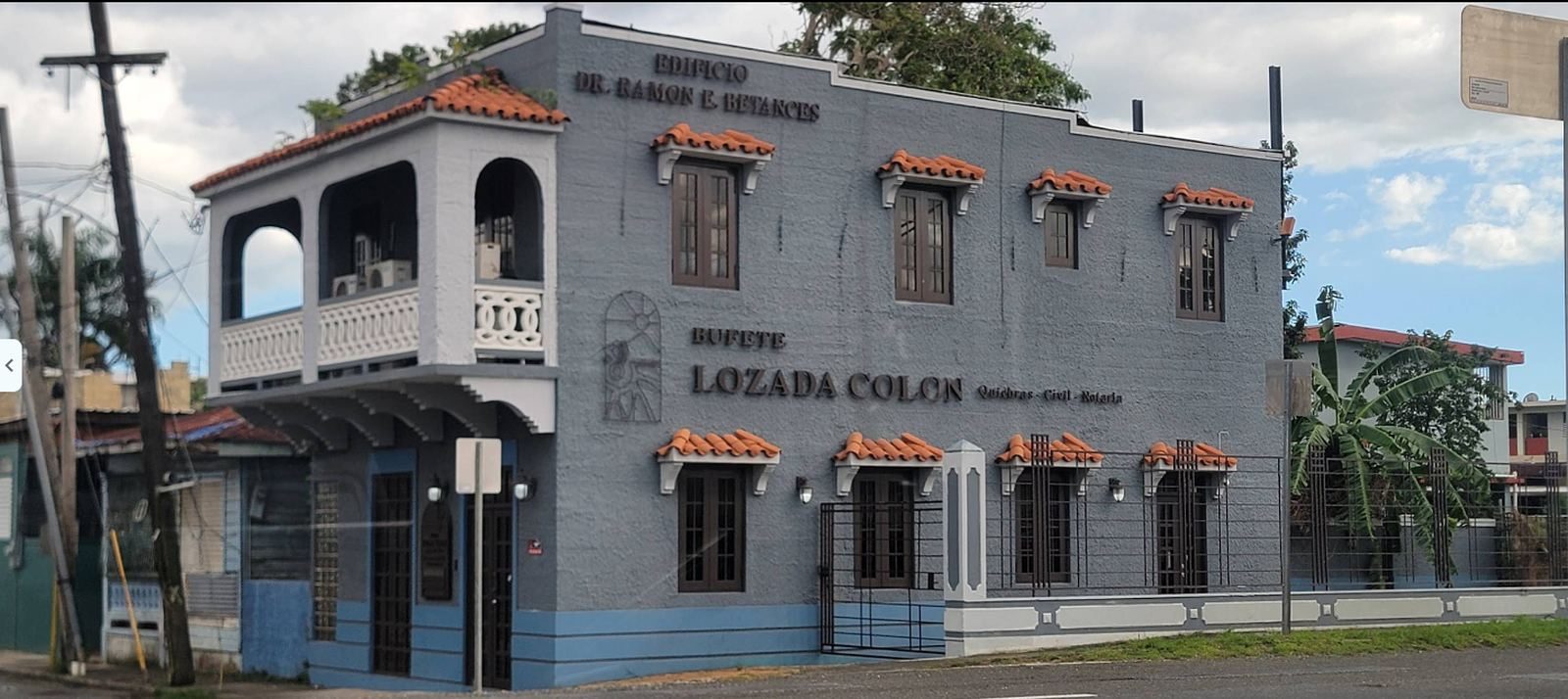 Edificio Ramón E. Betances, sede del Bufete Lozada Colón en la Ave. Hostos de Mayagüez