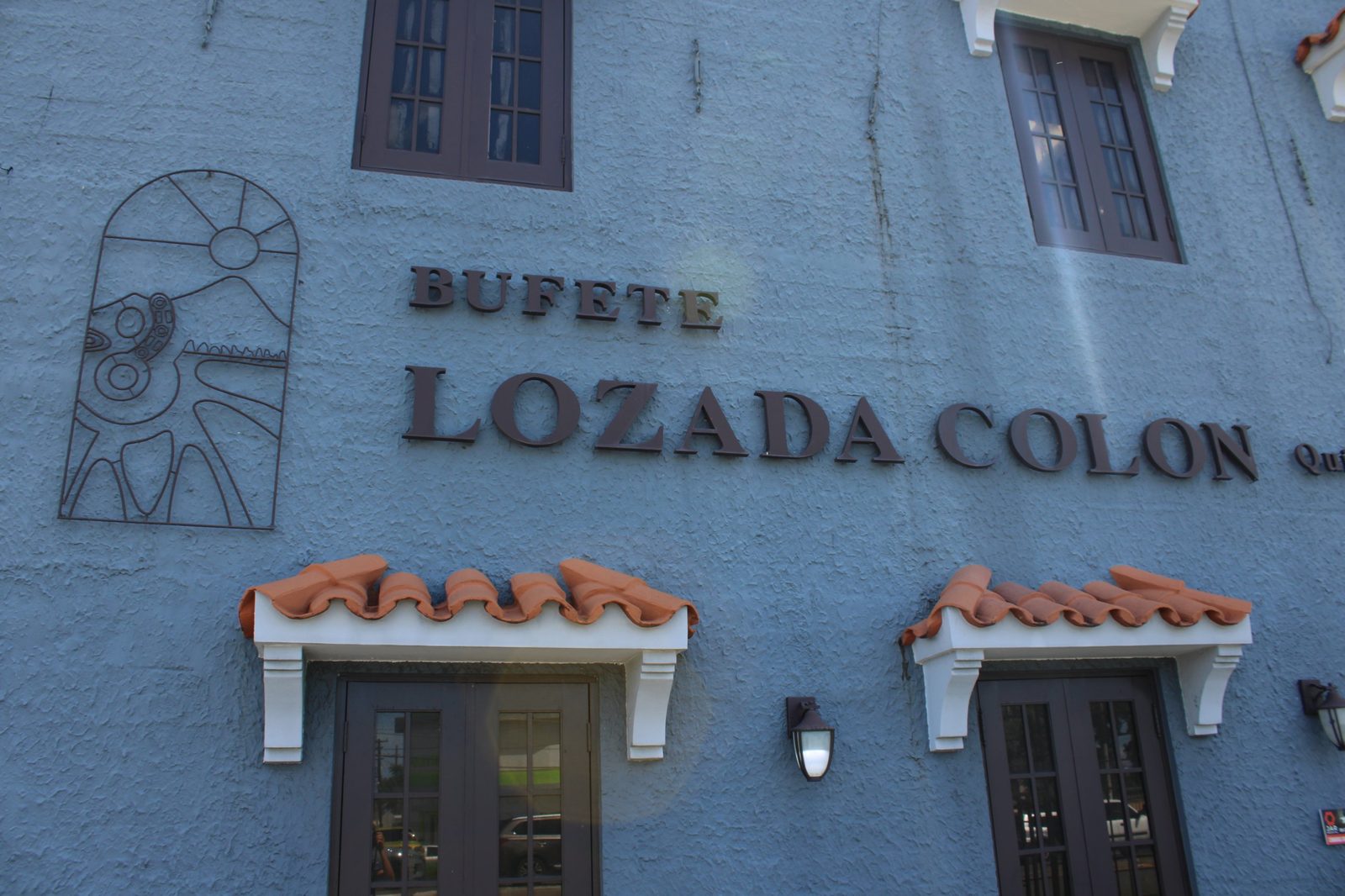 Fachada del Bufete Lozada Colón con el arco del sol