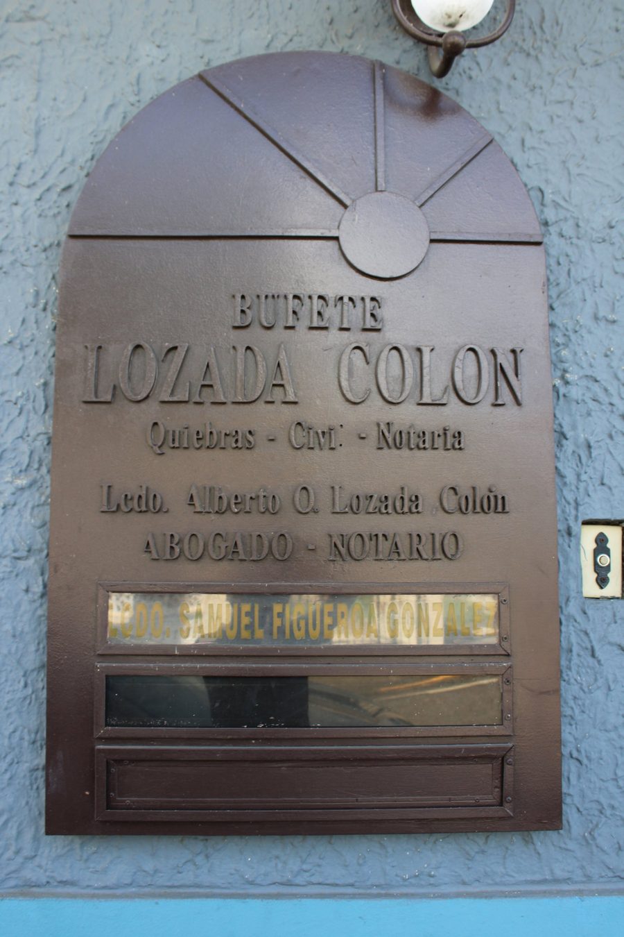 Placa del Bufete Lozada Colón con los nombres de los abogados