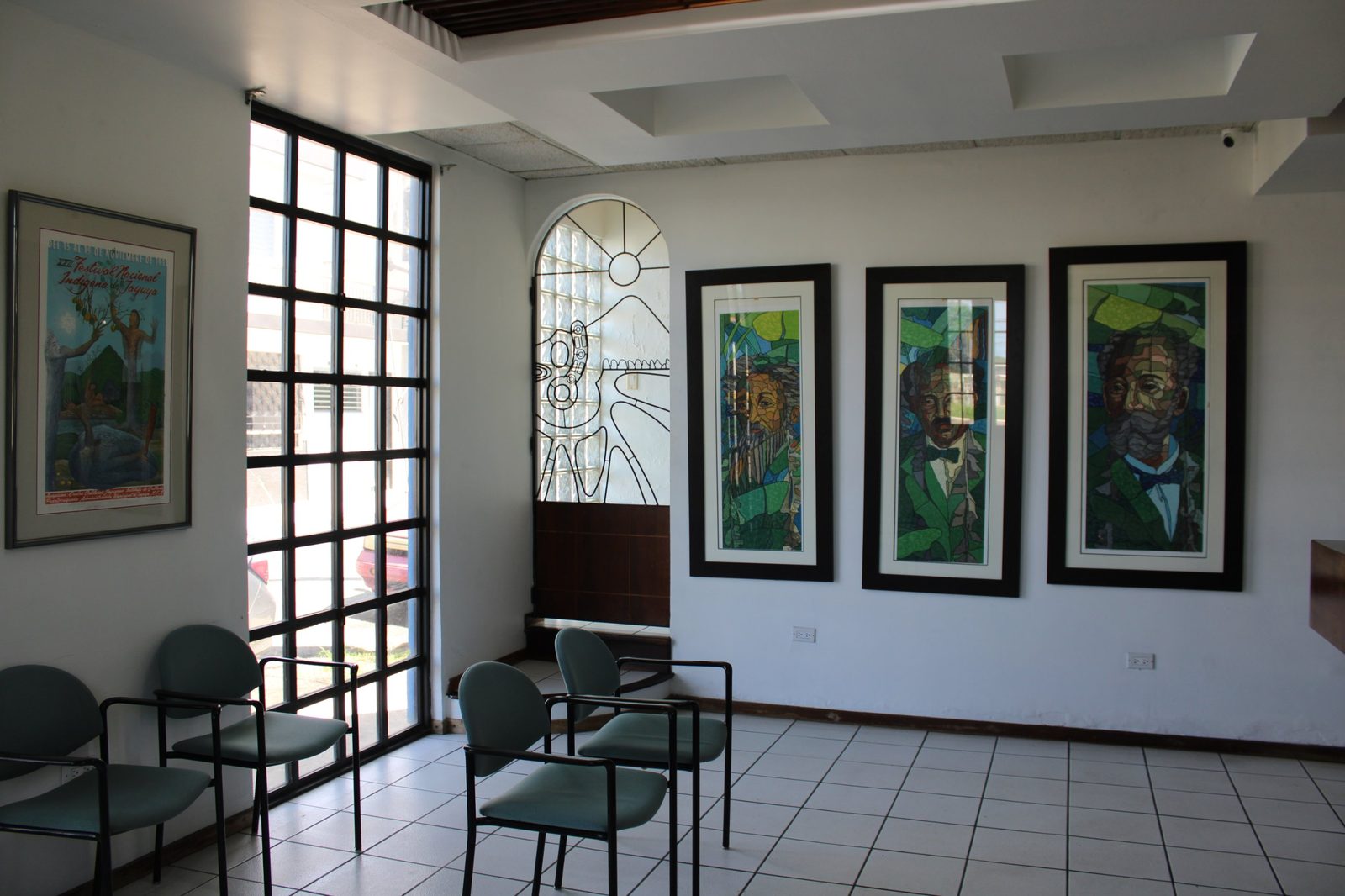 Sala de espera con obras de arte puertorriqueño